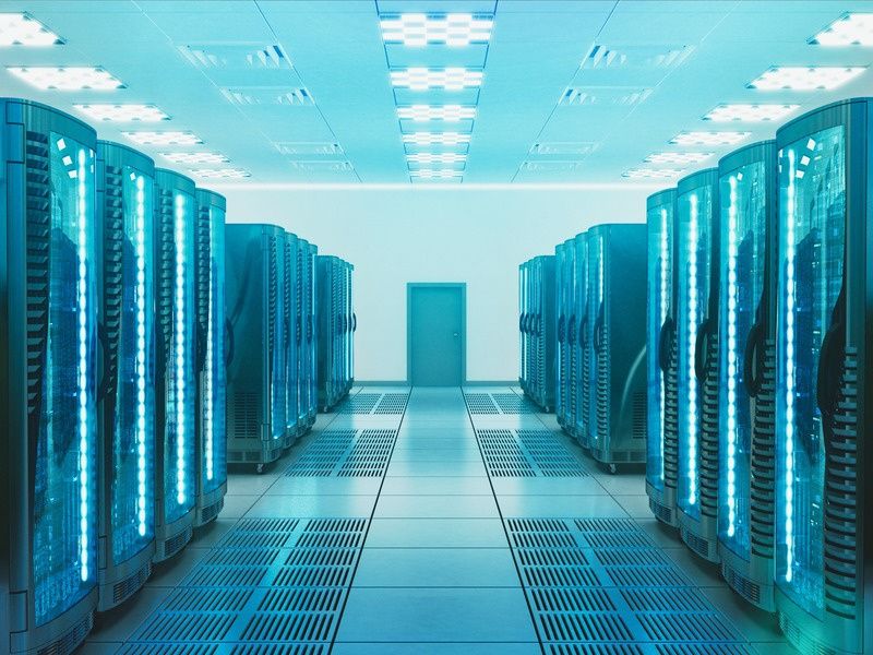 Pasillo de un data center con racks de servidores